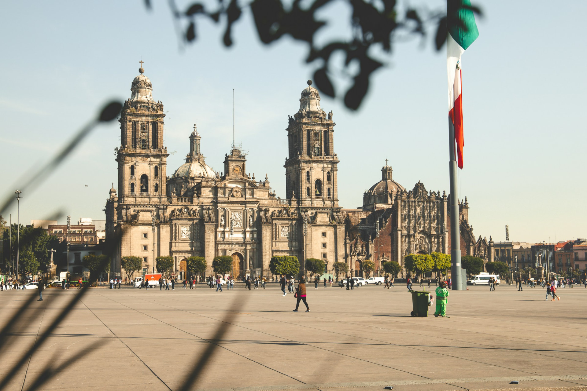 Catedral Metropolitana y el Zócalo con la bandera de México, Ciudad de México
