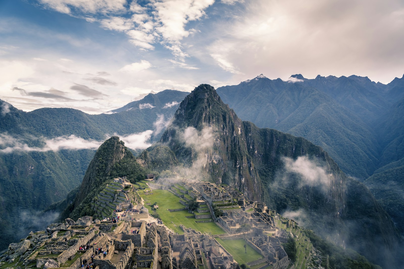 Ciudadela inca de Machu Picchu entre las montañas de Perú