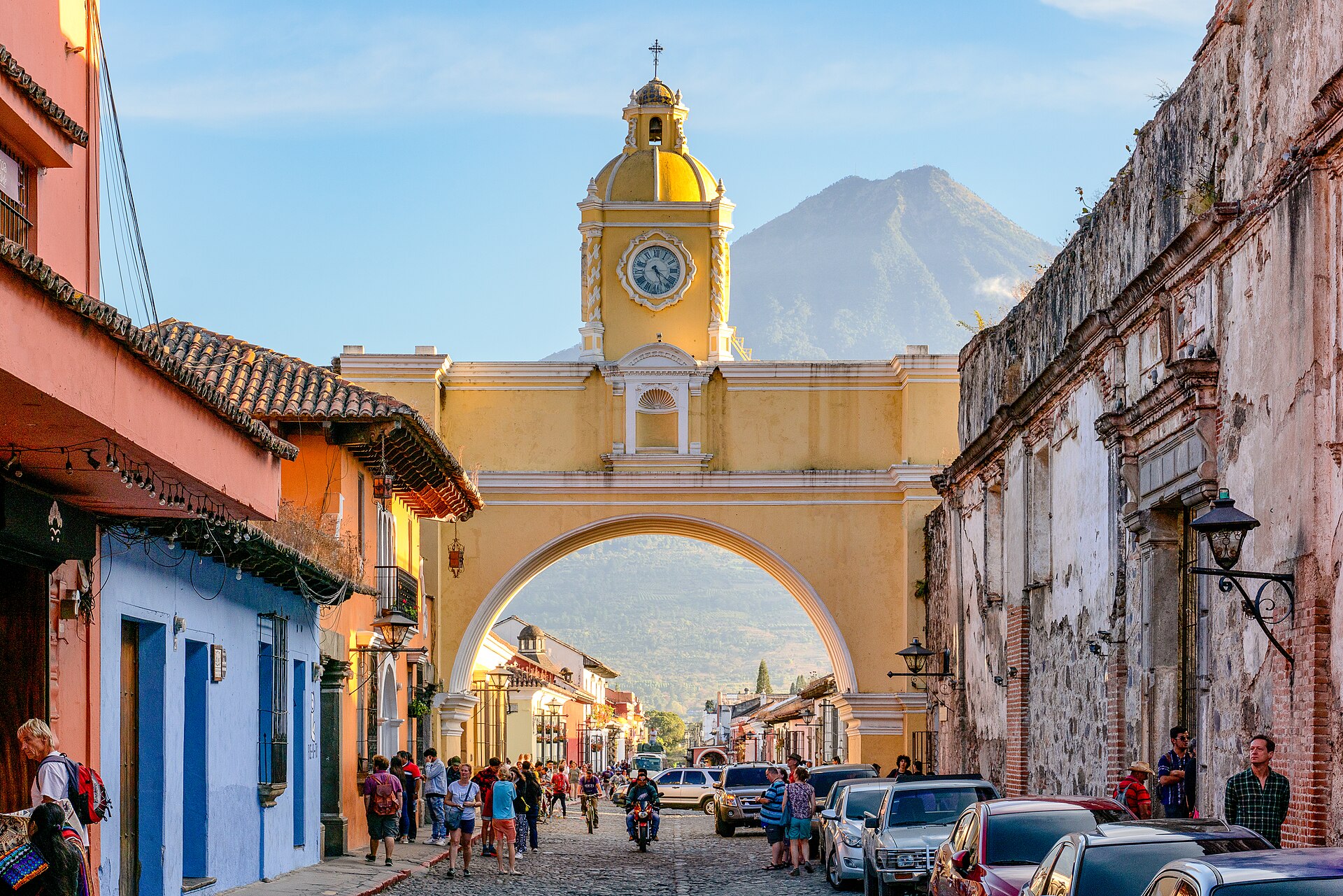 Arco de Santa Catalina en Antigua Guatemala con el volcán de Agua al fondo