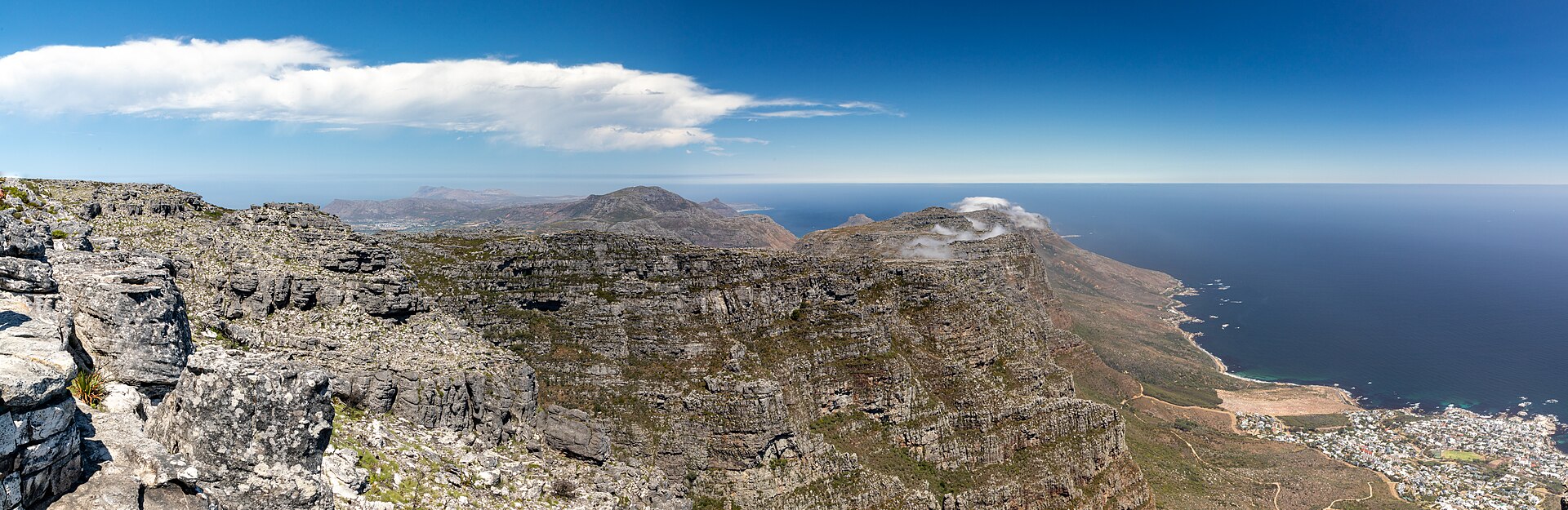 Table Mountain sobre Ciudad del Cabo y la costa sudafricana