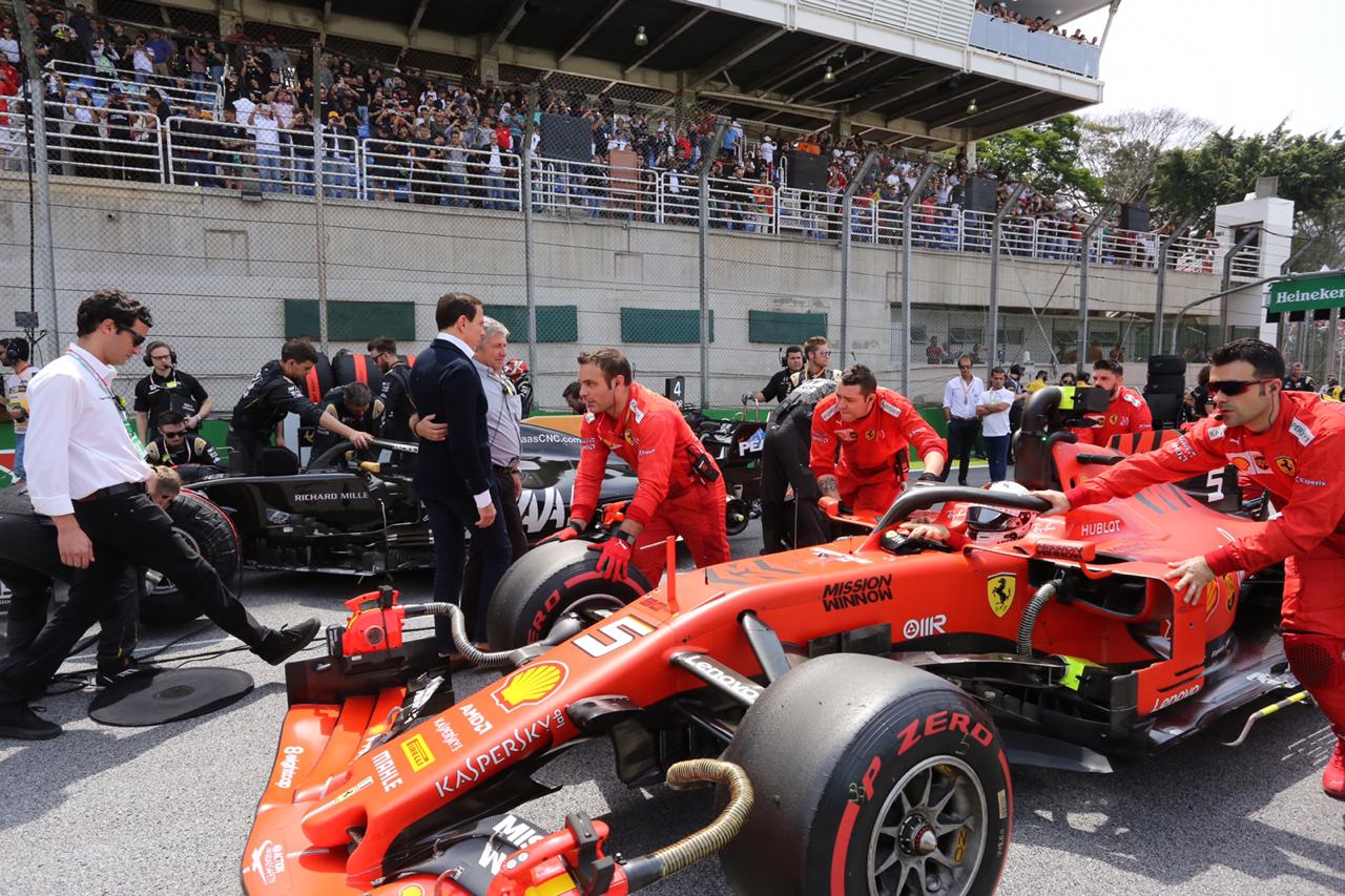 Auto de Fórmula 1 en la grilla del Autódromo de Interlagos durante el Gran Premio de Brasil