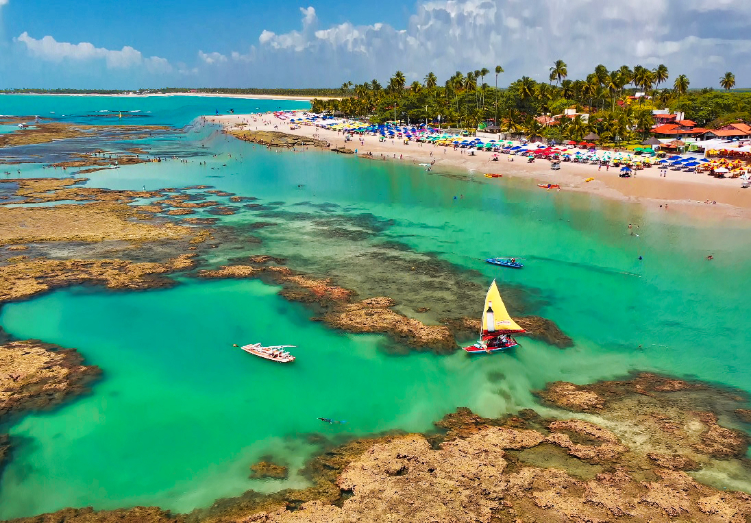 Piscinas naturales con jangadas y visitantes en Porto de Galinhas, Brasil