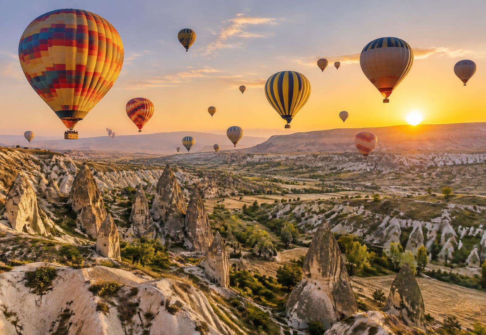 Globos aerostáticos al amanecer sobre los valles de roca de Capadocia, Turquía